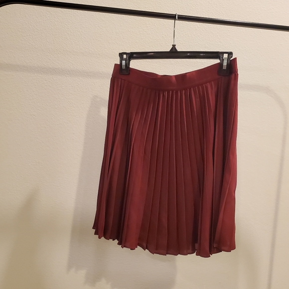 Burgundy pleated skirt - Picture 4 of 12